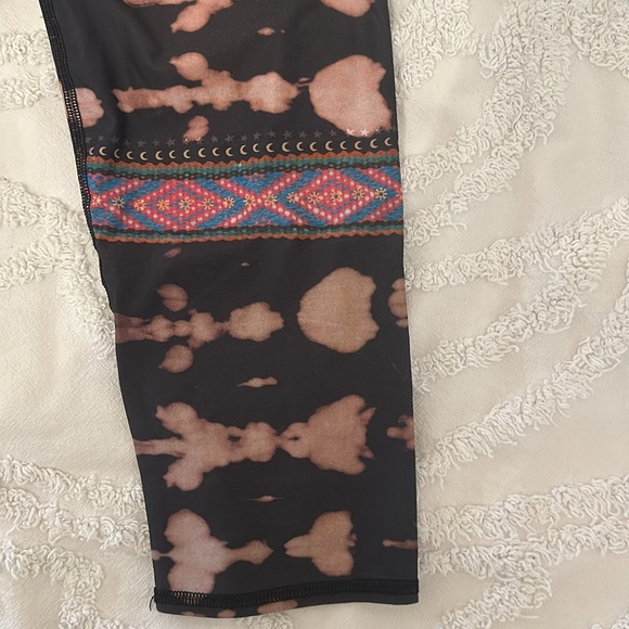 Teeki knee length leggings. Super flattering! Size M - Picture 3 of 4